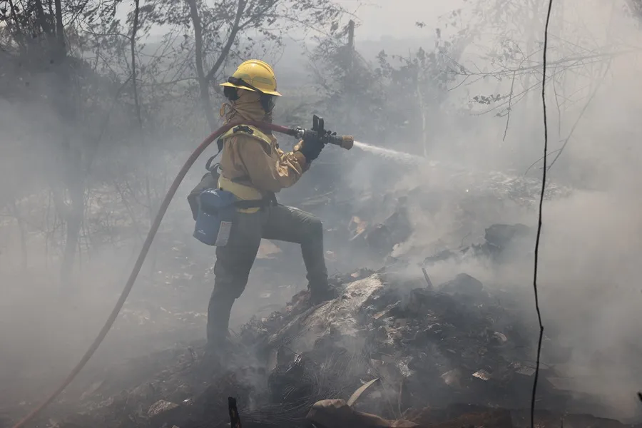 voraz incendio a orillas del río Paraguay