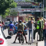 Venezuela cierra la frontera terrestre y suspende los vuelos con Colombia
