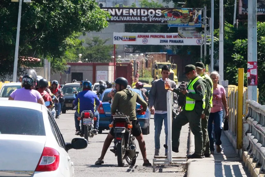 Venezuela cierra la frontera terrestre y suspende los vuelos con Colombia