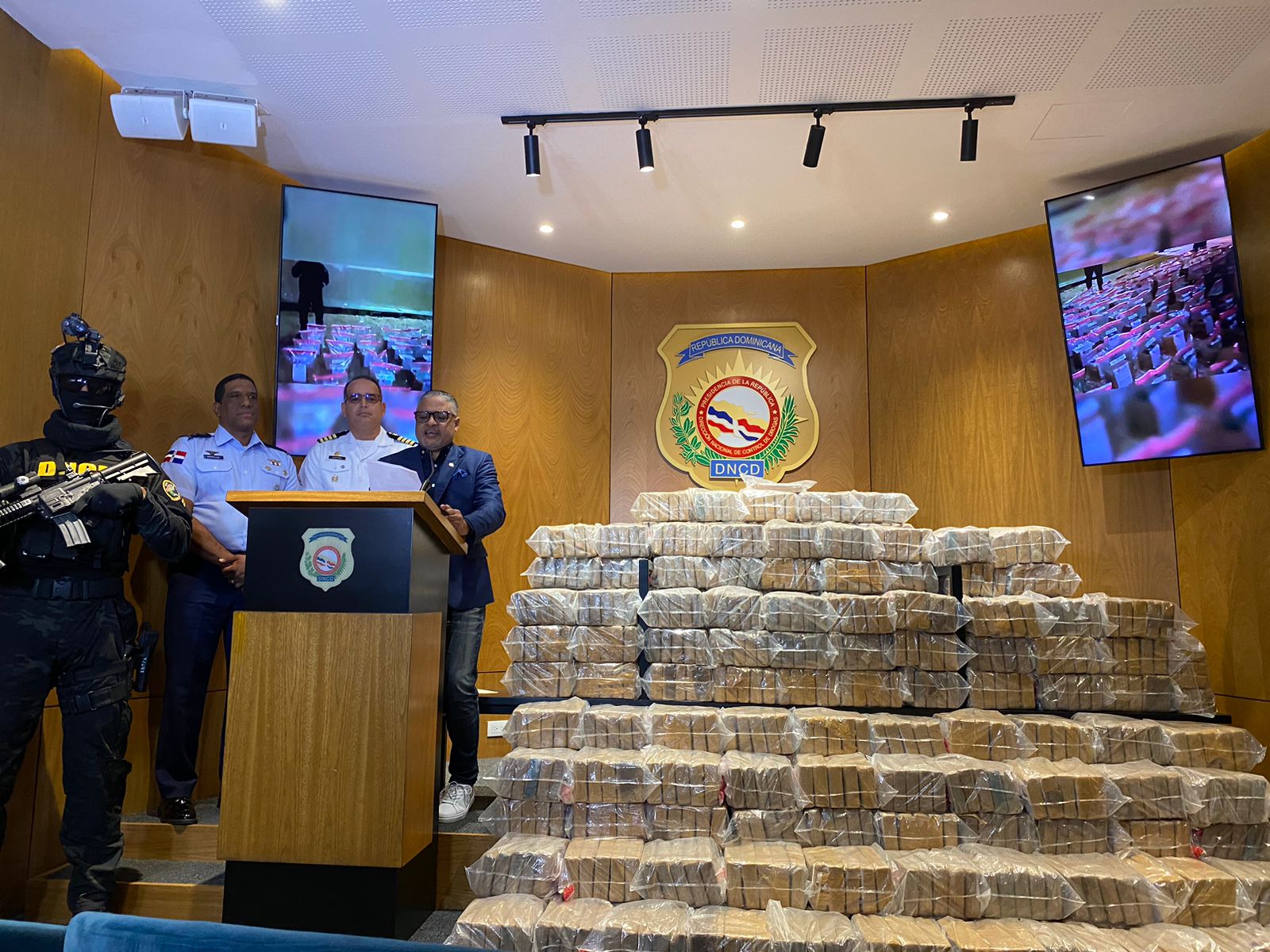 Incautan 766 paquetes presuntamente de cocaína; apresan a seis