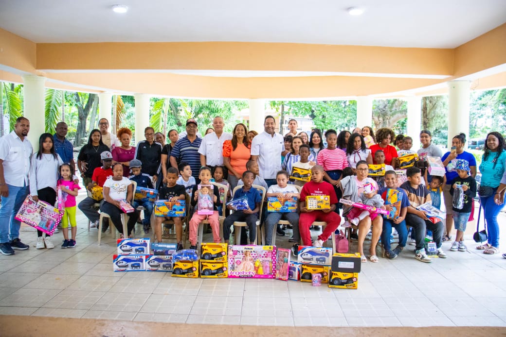 CONADIS realiza tradicional entrega de regalos por motivo del Día de los Santos Reyes en San Cristóbal