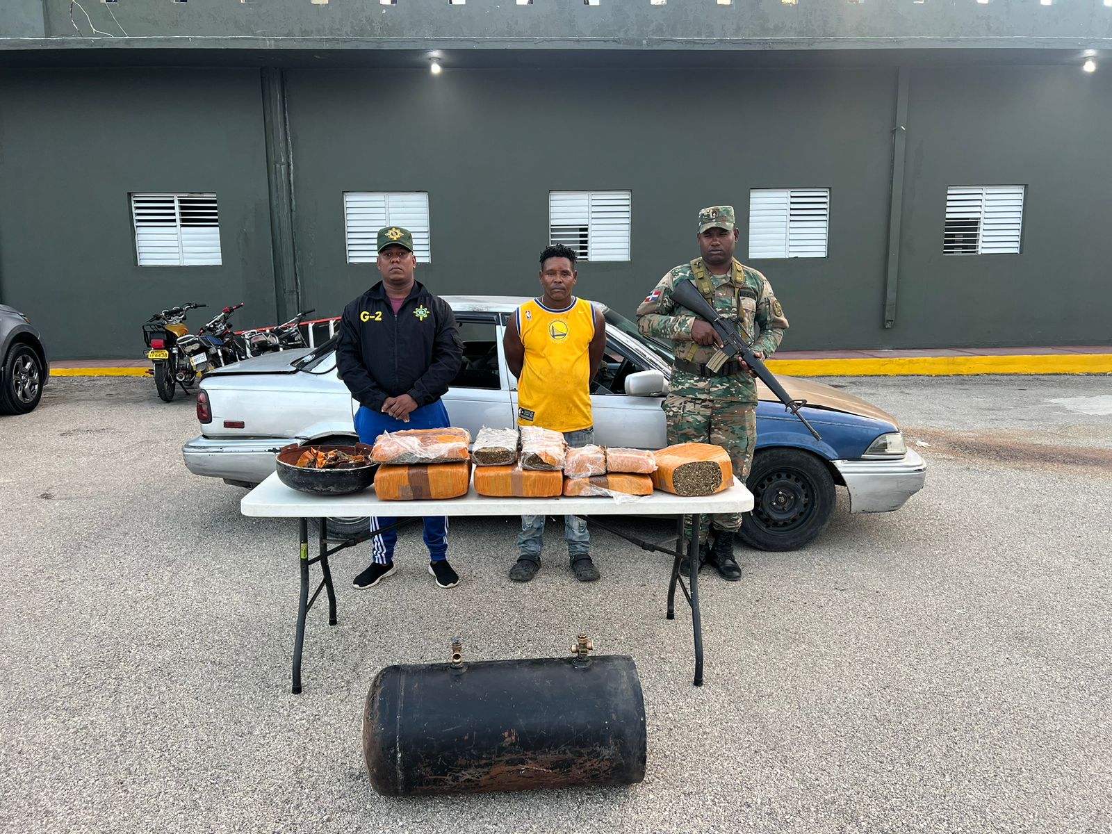 Ocupan 11 paquetes de marihuana en un tanque de gas y 150 mil cigarrillos ocultos bajo sacos de maíz