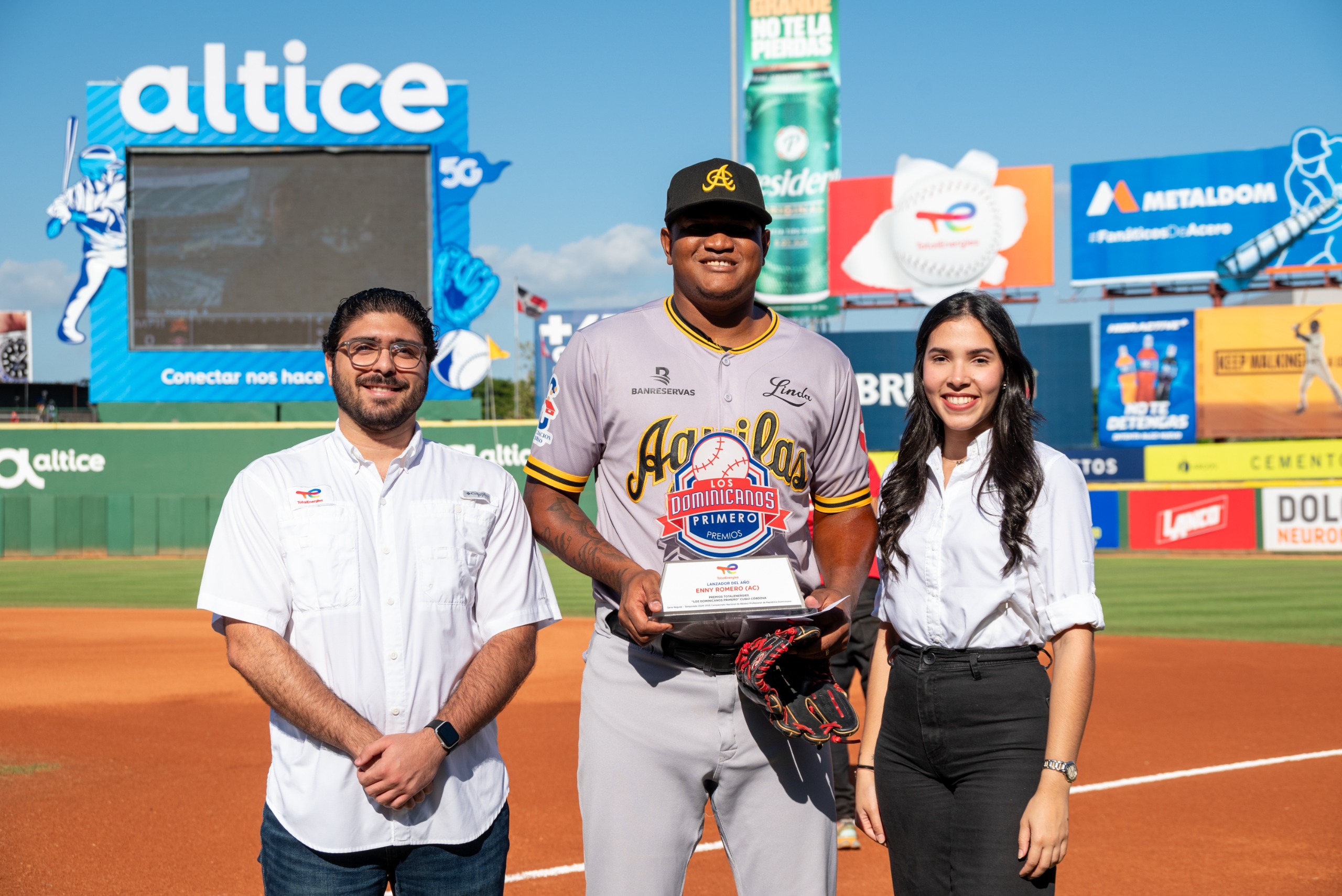 Enny romero, mejor lanzador en premios Dominicanos Primero.