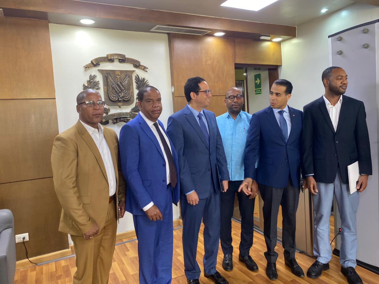 Partidos se unen ante la JCE para pedir regulación de candidaturas independientes