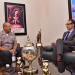 Ali Nadir Jawad, agregado de Asuntos Económicos y Políticos de la Embajada de los Estados Unidos, junto al director de la Policía, mayor general Ramón Antonio Guzmán Peralta.