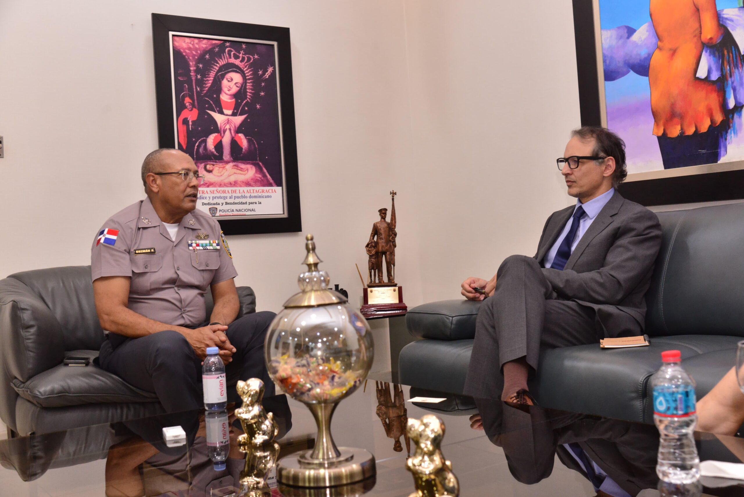 Ali Nadir Jawad, agregado de Asuntos Económicos y Políticos de la Embajada de los Estados Unidos, junto al director de la Policía, mayor general Ramón Antonio Guzmán Peralta.