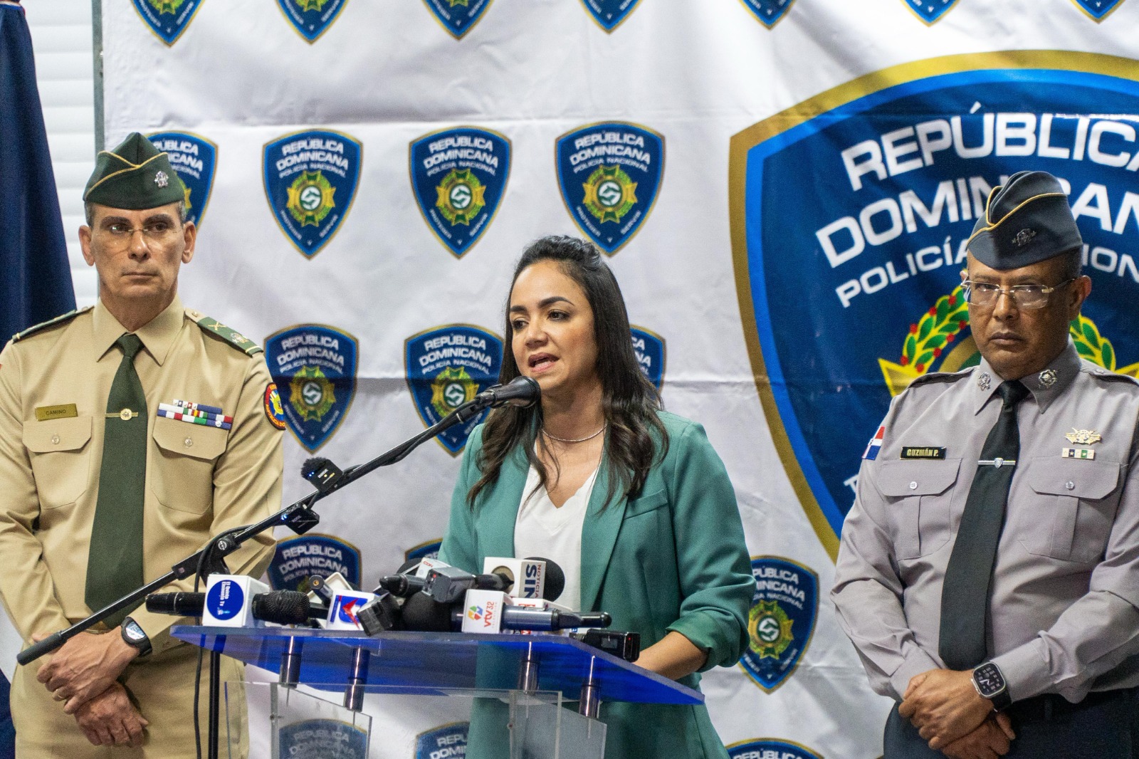La ministra Faride Raful ofrece declaraciones a la prensa.
