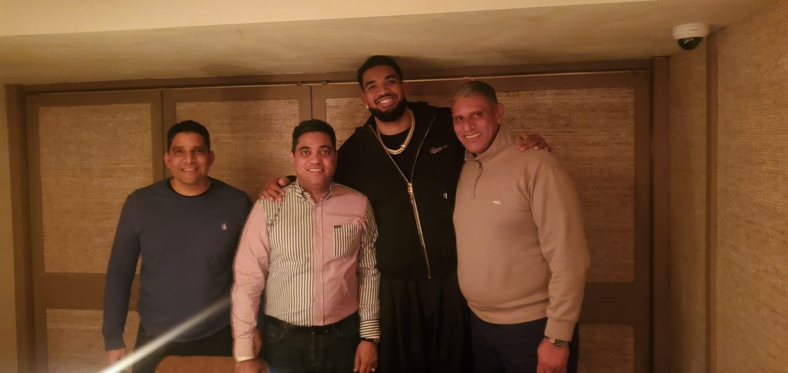 Cónsul Jesús Vásquez Martínez, el ministro de Deportes Kelvin Cruz, y el presidente de la Federación Dominicana de Baloncesto, Rafael Uribe, junto a Karl-Anthony Towns