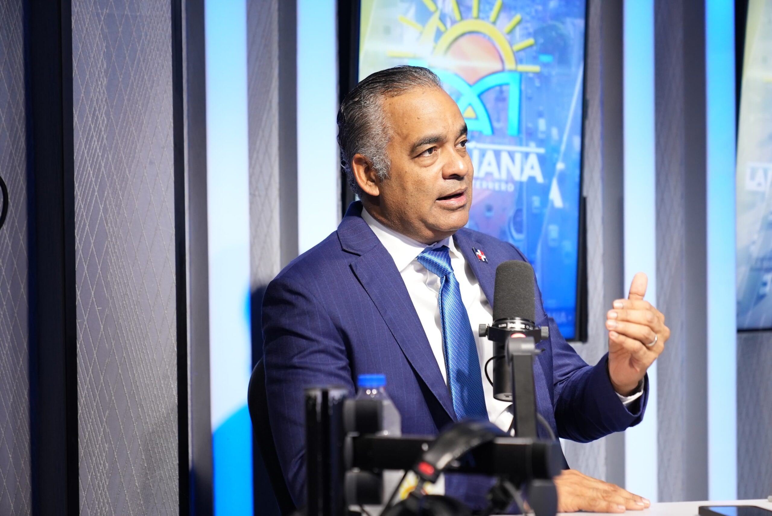 Joel Santos mientras participa en La Mañana con Dary