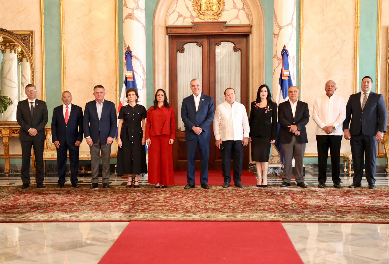 Presidente Abinader juramenta miembros del consejo consultivo para la transformación administrativa y financiera de la Policía
