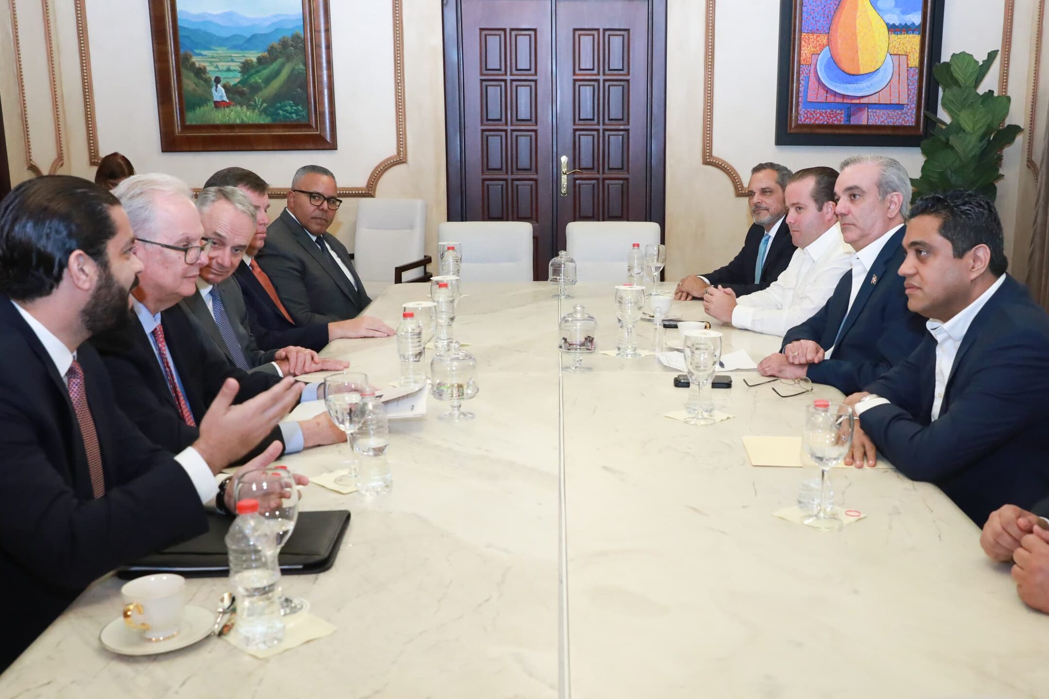 Comisión de MLB se reúne con presidente Luis Abinader en el Palacio Nacional.