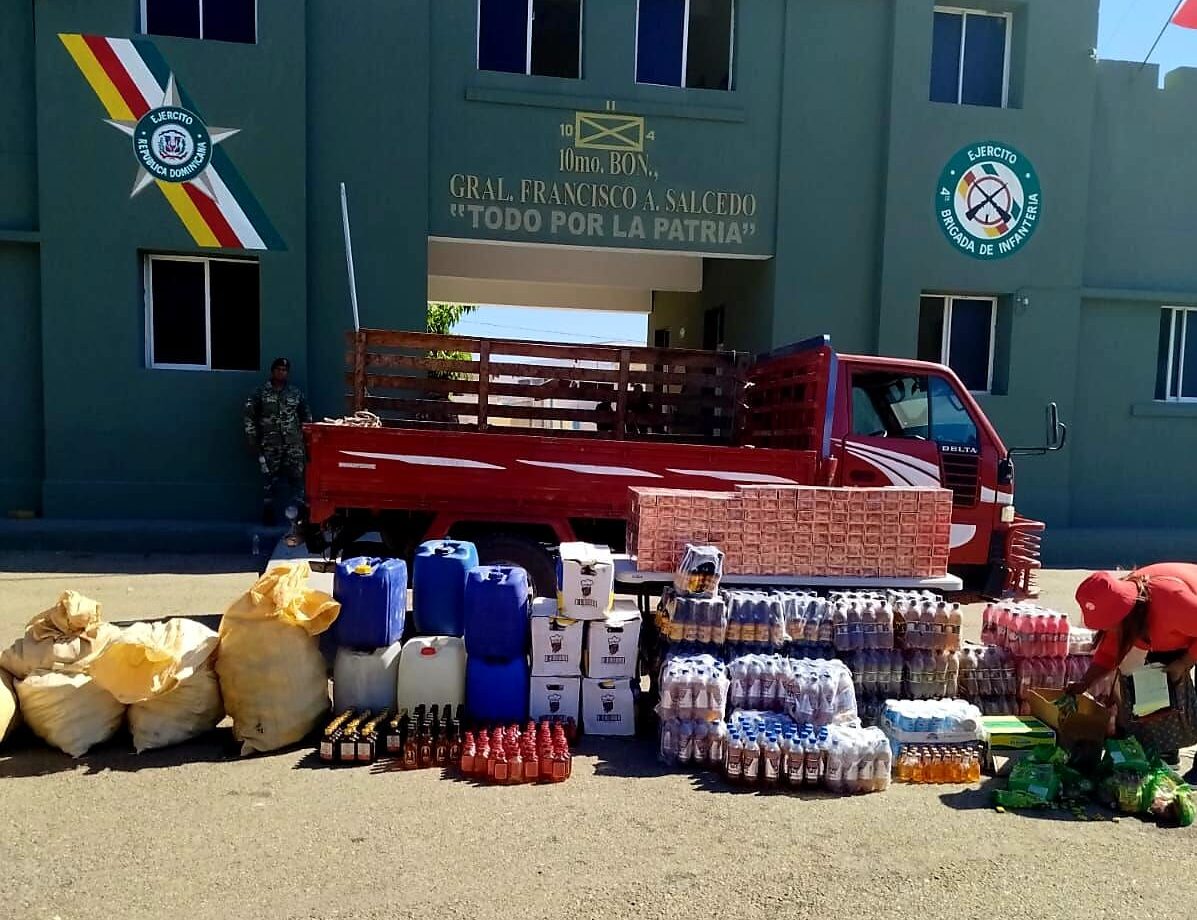 Decomisan contrabando de bebidas y cigarrillos oculto cargamento de guineos en Dajabón