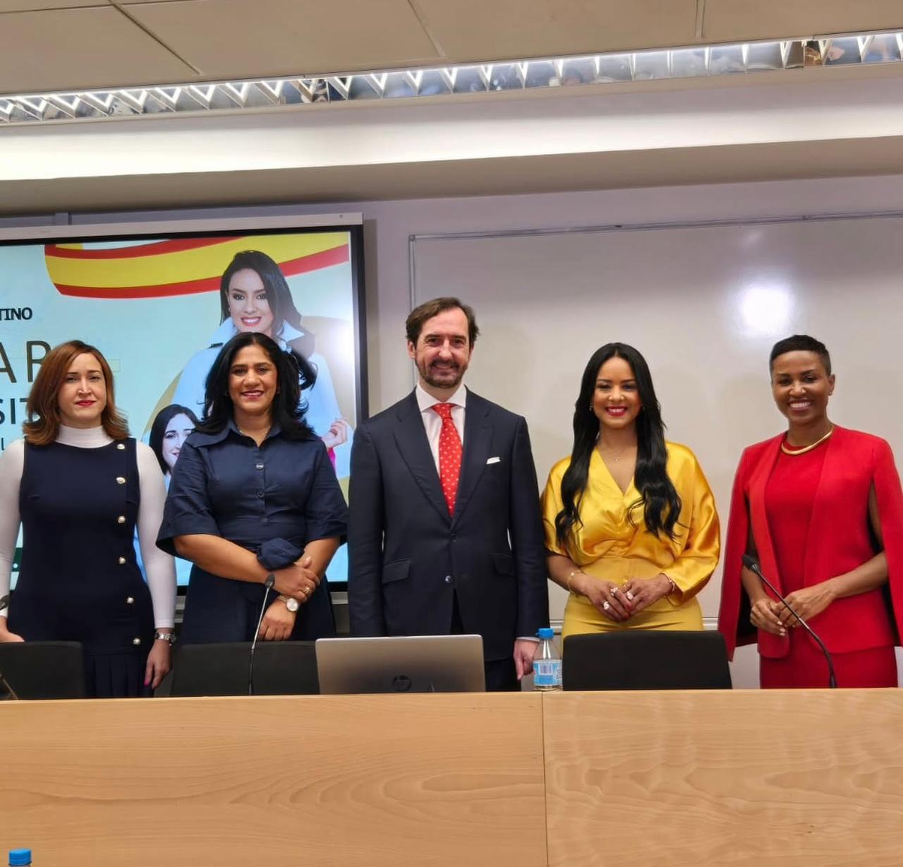 El evento contó con la presencia del Cónsul Dominicano en Barcelona, Sr. Antonio Gómez, la representante de Pro Dominicana, Sra. Ana Justo, y Dania Morillo