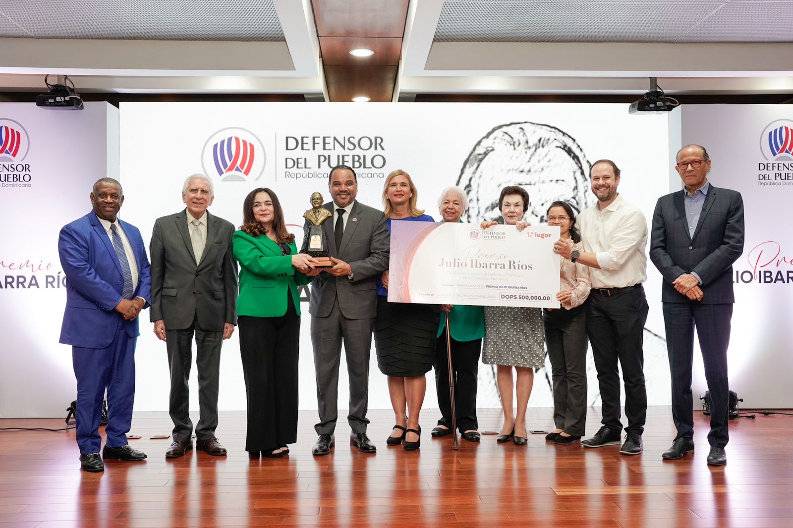 Defensor del Pueblo hace entrega de Premio Julio Ibarra Ríos