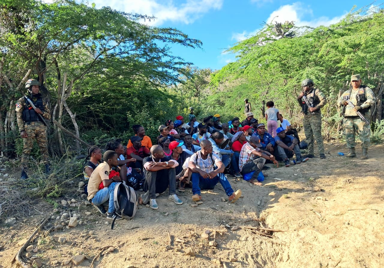 Ejército detiene jeep con 20 nacionales haitianos indocumentados en Valverde