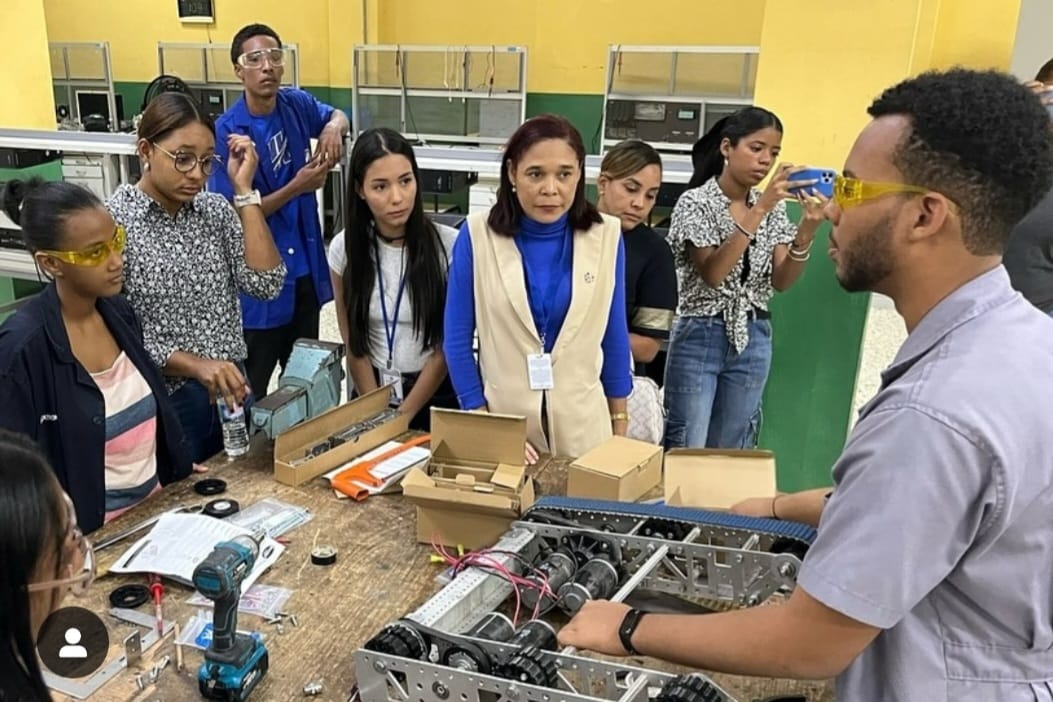 Estudiantes dominicanos participarán del “First Robotic Competition 2025” en Miami