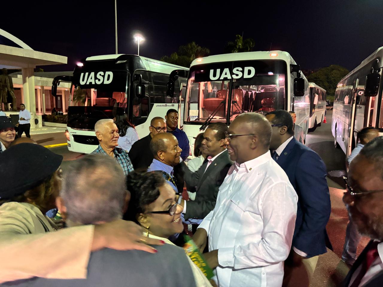 UASD recibe tres nuevos autobuses para los viajes a los internos de profesores y estudiantes