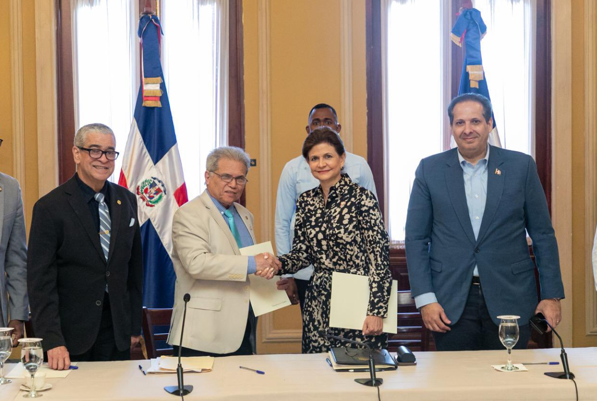 Médicos recibirán un aumento salarial de un 25% tras acuerdo entre Gobierno y CMD