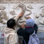 La serpiente, vista aquí en un relieve en el Templo Taoísta Baiyun de Beijing