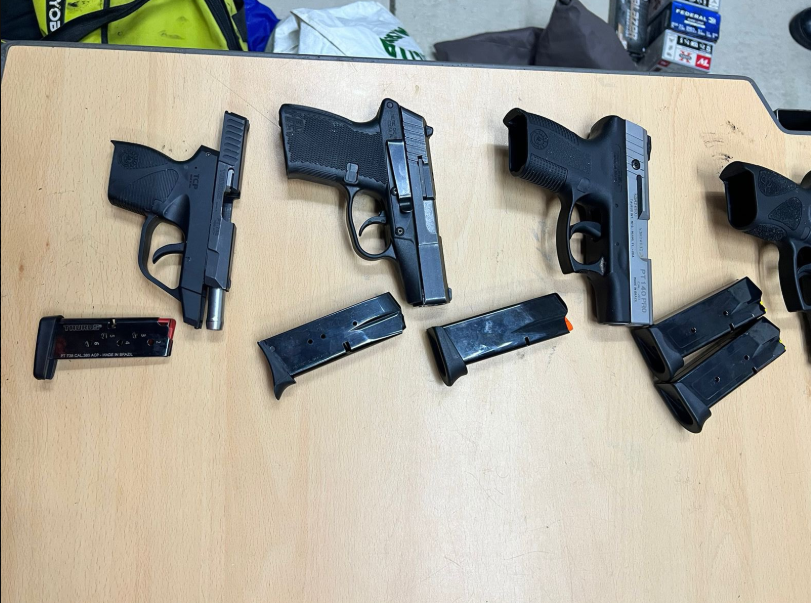 Aduanas decomisa armas de fuego camufladas en recipientes de jugo y cocoa