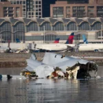 Recuperan la caja negra del avión accidentado en Washington, mientras se busca a 14 desaparecidos