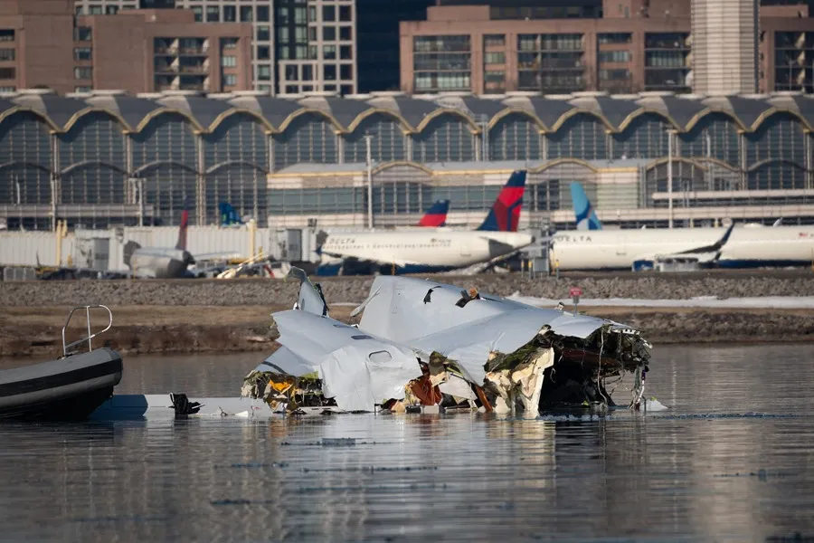 Recuperan la caja negra del avión accidentado en Washington, mientras se busca a 14 desaparecidos