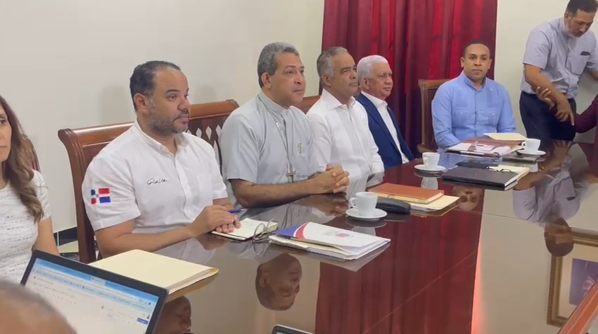 Ricardo de los Santos se reúne con comunitarios y representantes de la Barrick Gold