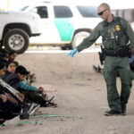 Investigan si funcionarios locales o estatales intervienen en políticas migratorias de Trump