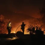 Video muestra cómo voraz incendio en Los Ángeles rodea una vivienda