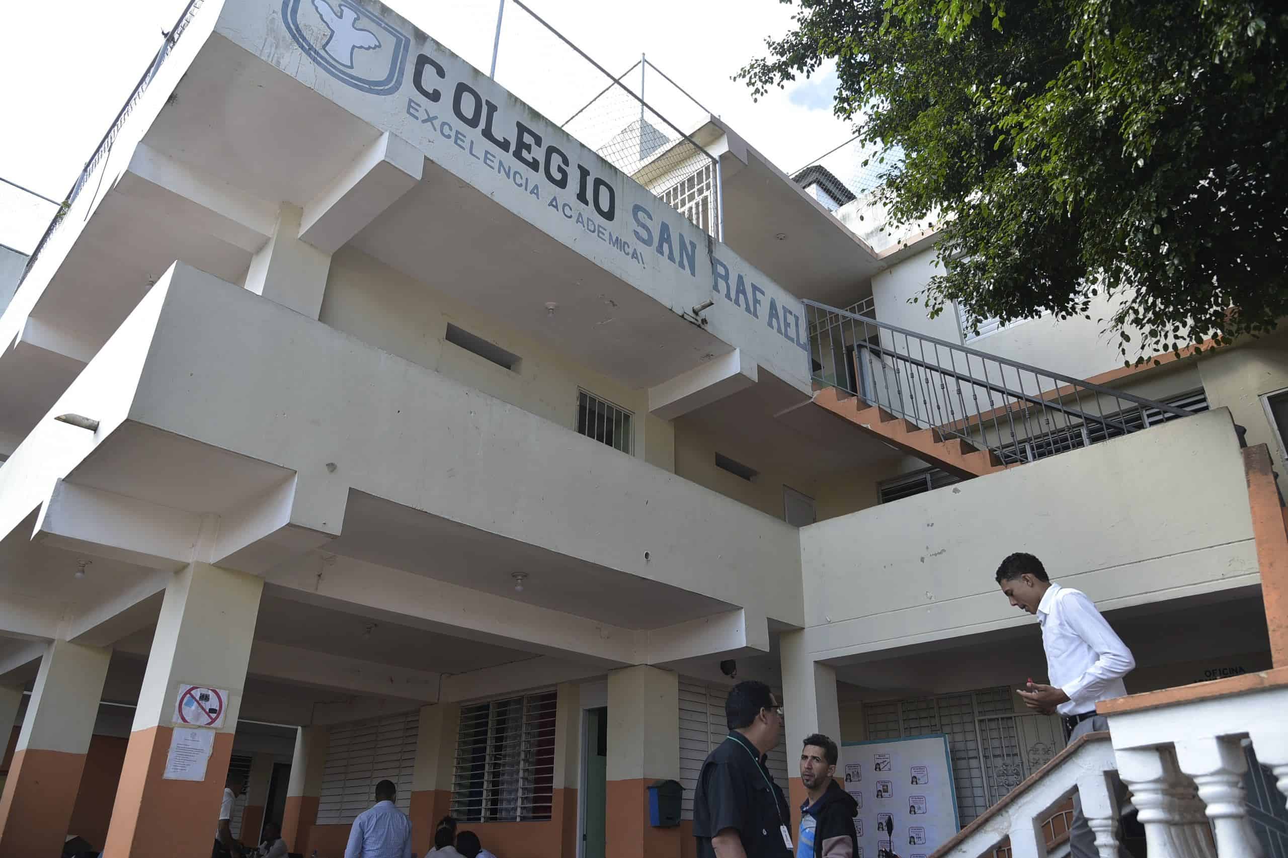 Alumnos llevan 15 días sin recibir docencia por falta de energía y agua en un liceo de Santiago