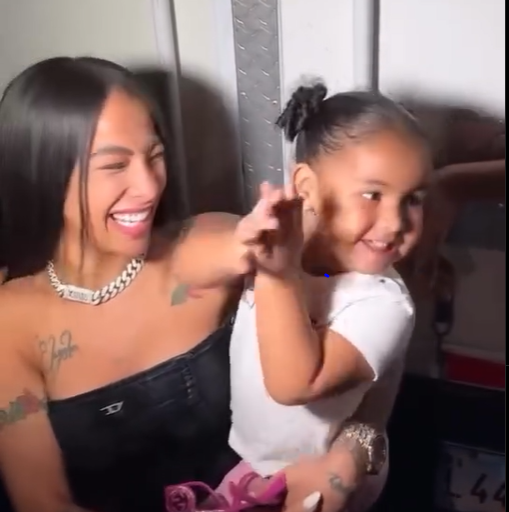 Yailín La Más Viral y Cattleya entregan juguetes en Los Mina