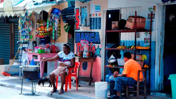 Economista resalta informalidad como problema persistente para 2025 en RD