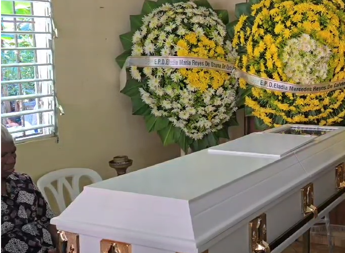 Entre llanto y desconsuelo, familiares de la señora Eladia Ozuna velan sus restos