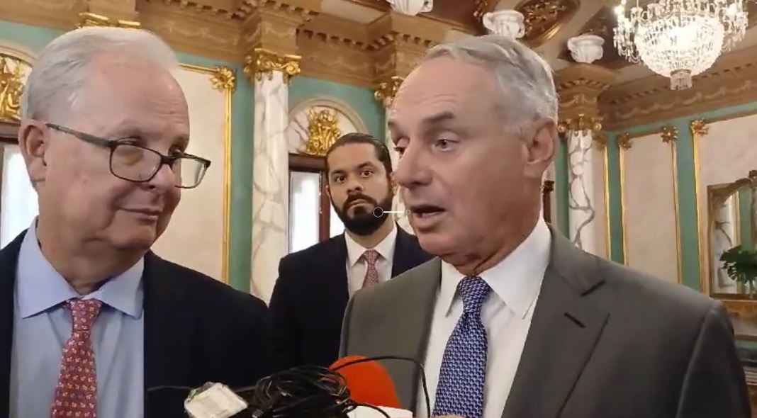 Rob Manfred conversa al salir de una reunión con el presidente de la República, Luis Abinader.