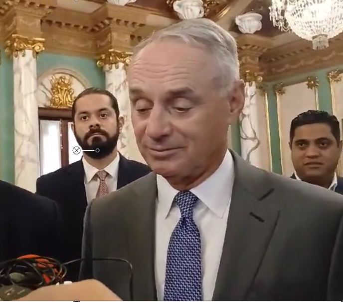 Rob Manfred conversa al salir de una reunión con el presidente de la República, Luis Abinader.