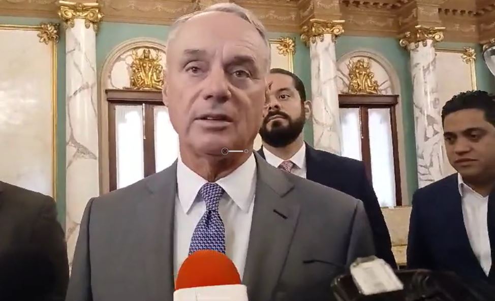 Rob Manfred conversa al salir de una reunión con el presidente de la República, Luis Abinader.