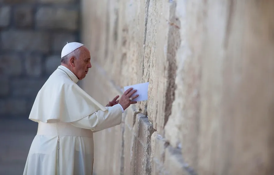 El papa en su autobiografía: Matar a civiles indefensos en Gaza, «también es terrorismo»
