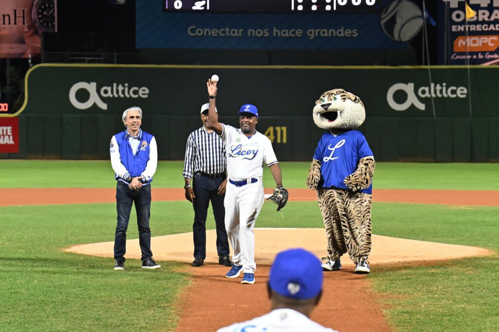 Silvestre Campusano es reconocido por el Licey, dada su trayectoria exitosa con el equipo.