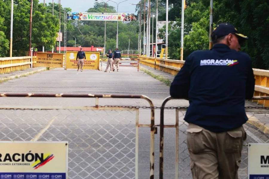 Venezuela reabre sus fronteras con Colombia y Brasil, cerradas por la investidura