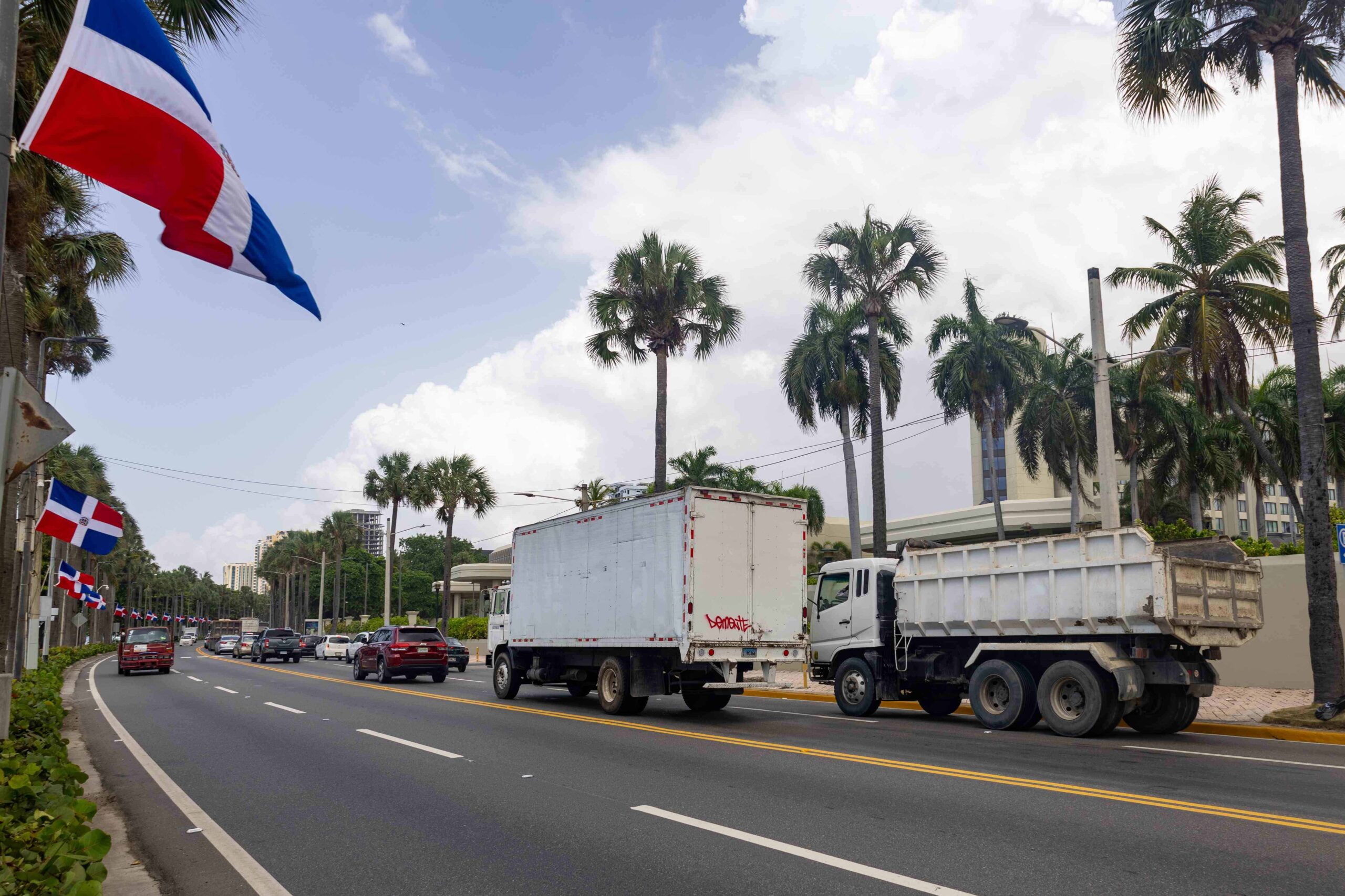 Transportistas de vehículos pesados en contra de bloqueos circulatorios en el Malecón