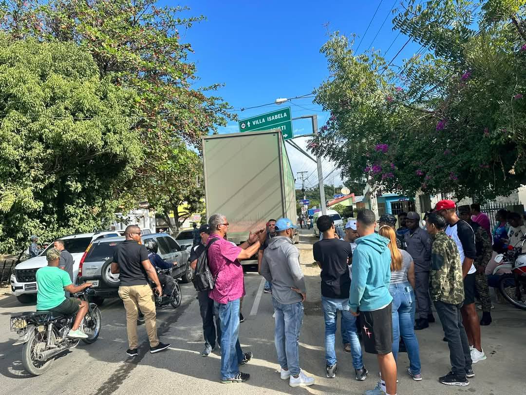 Residentes en Valverde demandan la prohibición del paso de camiones de doble remolque