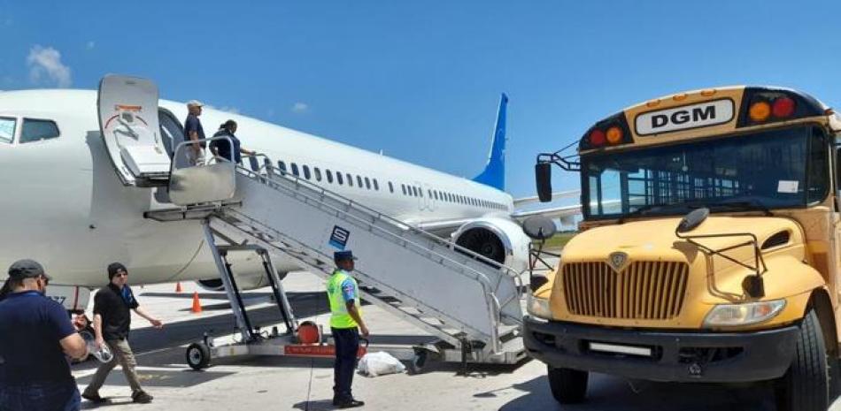 Llegan al país 109 dominicanos que fueron deportados por Estados Unidos