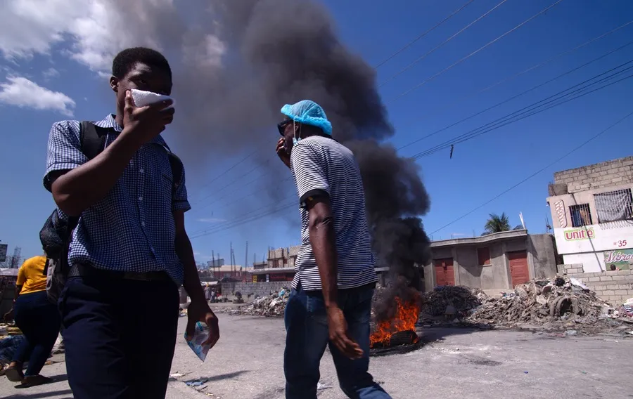 Más de un centenar de presuntos miembros de las bandas criminales haitianas de Gran Ravine y Village de Dieu fueron abatidos por drones en las últimas 48 horas, afirmó este miércoles la Red Nacional de Defensa de los Derechos Humanos (RNDDH).
