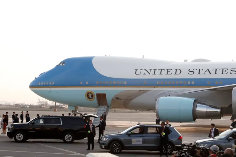 Trump visita un avión Boeing para criticar retrasos en la entrega del nuevo Air Force One
