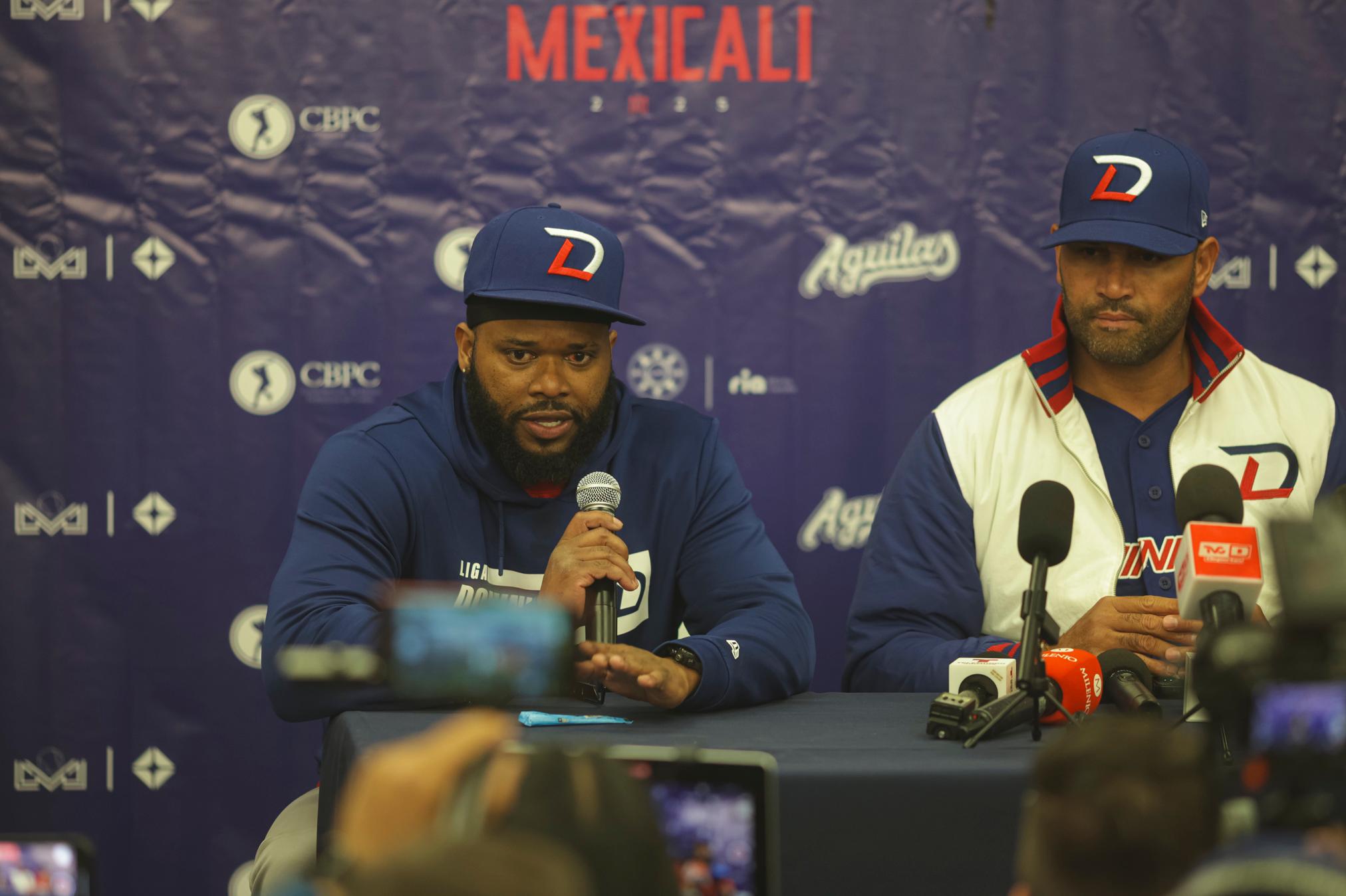 Johnny Cueto y Albert Pujols durante la rueda de prensa luego del triunfo de la República Dominicana sobre el equipo de Japón.