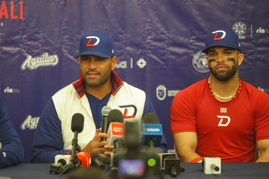 Alberto Pujols junto a José Marmolejos en rueda de prensa luego de la Victoria 12 carreras por una de Los Leones del Escogido sobre el equipo invitado de Japón.