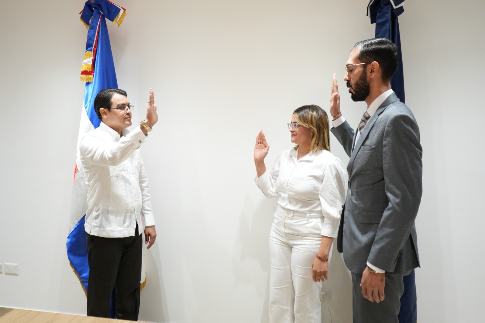 Bernardo Hilario juramentando nuevos directores