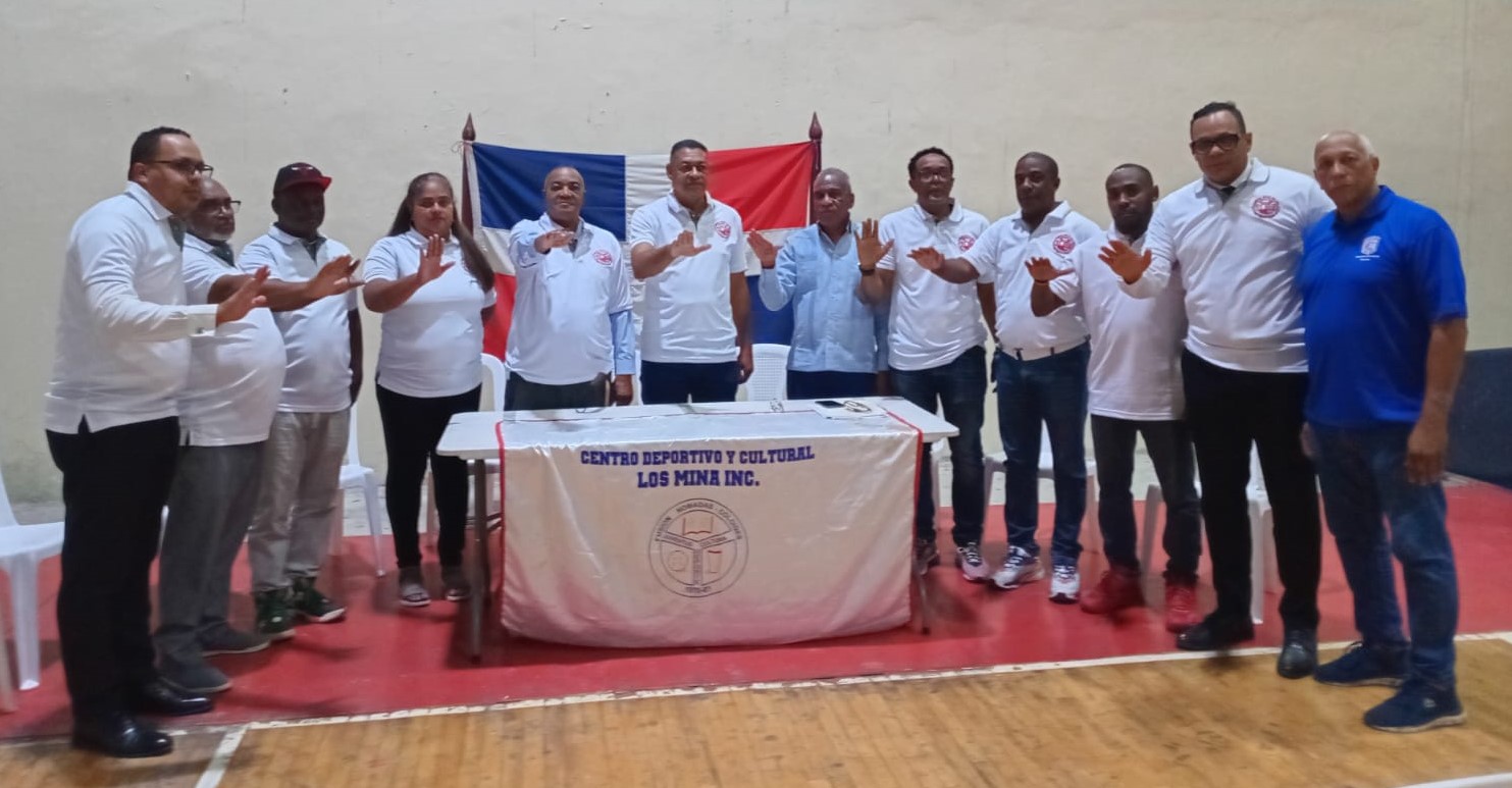 Roberto Ramírez, presidente de FEDOCLUBES, toma juramento a la nueva directiva del Club Los Minas para el período 2025-2028.