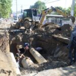 Explosión de tubería deja socavón y varios sectores sin agua en Santiago