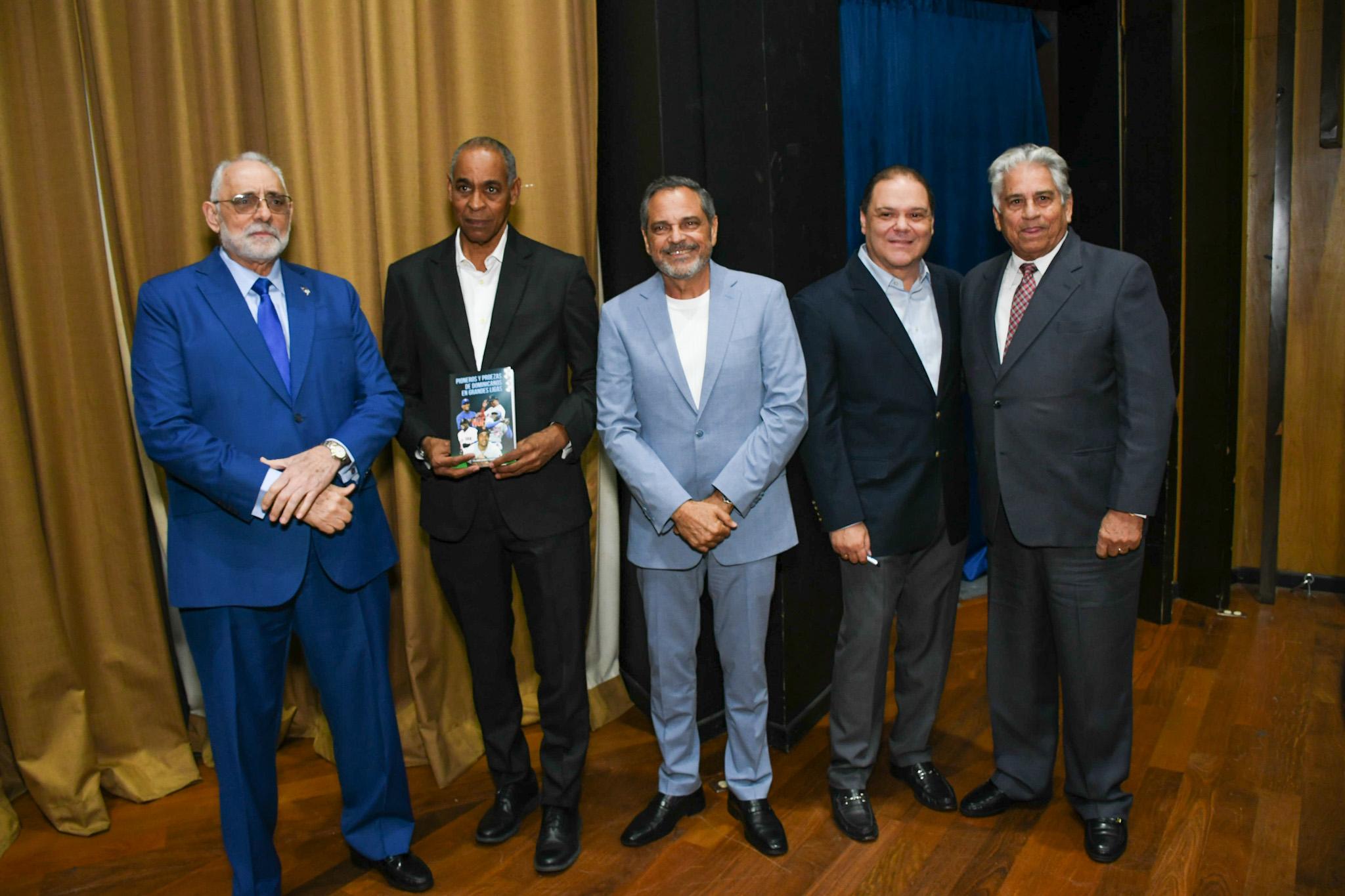 El comisionado Junior Noboa junto a Vitelio Mejía, Rolando Guante, Kevin Cabral y Winston -Chilote- Llenas